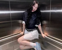 Karina aespa, Fashion Tanpa Bawahan dengan Kemeja Putih... Kaki yang Menonjol