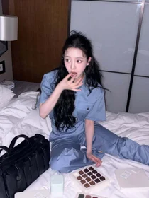 Karina aespa, bahkan saat makan cokelat pun bak pemotretan… Pesona “peri Prada” yang benar-benar unik