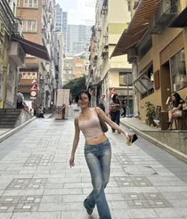 Hwa Sa memukau dengan low-rise yang berani setelah tersihir oleh Hong Kong… Penampilan sempurna jelang comeback April