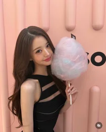 IVE张元英穿黑色连衣裙、拿棉花糖微笑……不真实的玩偶颜值