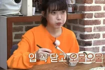 아이유, 김밥 1조각 30분 씹는다…'44kg 유지' 비결