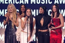 Cats Eye Sweeps Three Awards at the U.S. AMA, Including Rookie of the Year, as Pop Stars Stand Up and Applaud