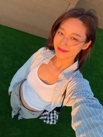 설현, 감탄 부르는 완벽 청바지 핏…청순 미모에 반전 핫바디