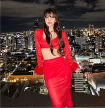 BLACKPINK Lisa在曼谷沉醉：大胆反转连衣裙的惊艳身姿