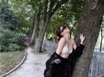 Inilukob ni Han So-hee ang Paris sa mapang-akit na bikini…natatanging aura