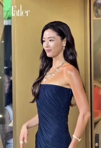 Jun Ji-hyun, pinainit ang Hong Kong sa kapansin-pansing golden tan… natatanging elegante