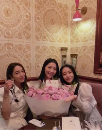 '재혼' 오윤아, 이민정·이정현과 파티…눈부신 웨딩룩