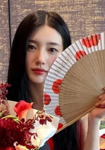 수지, 매혹적 레드 드레스 자태…몰라보게 가녀린 쇄골 라인