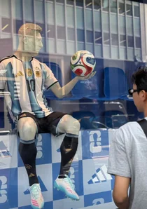 '메시 찐팬' 임영웅, 뉴욕서 큰절… 월드컵 결승 직관 유력
