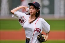하지원, 韓 배우 최초 美 MLB 시구…김병현과 스트라이크 합작