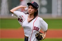 하지원, 韓 배우 최초 美 MLB 시구…김병현과 스트라이크 합작
