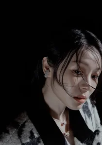 김연아, 파격 단발 변신…고혹미 넘치는 새 화보 공개