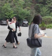 변요한, 아내 티파니 영 손 꼭 잡고 에스코트… 소녀시대 최수영 연극 현장 출격