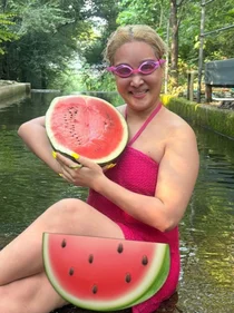 랄랄, 8kg 감량 후 계곡서 수영복 자태… 