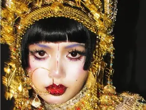 BLACKPINK的Lisa为万圣节公开‘Jibaro’惊艳角色扮演…从头到脚完美再现‘黄金装饰’