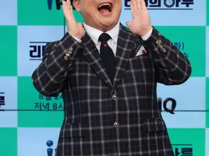 Yoon Jung-soo's Wedding Sees Park Soo-hong's Absence, Sparking 'Conflict Rumors' Again... Yoon Jung-soo Clarifies, 