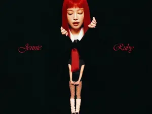 BLACKPINK的Jennie以首张正规专辑《Ruby》创造K-pop新历史...美国《滚石》评选的“2025年最佳专辑100”第29位