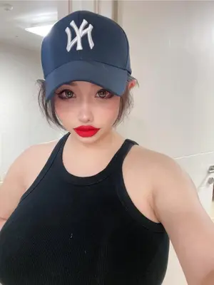 朴宝英，时隔两周公开近况... 穿着挂脖背心展示华丽视觉