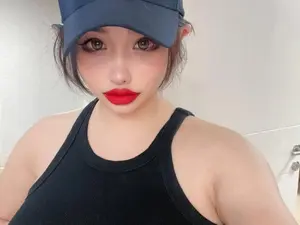 朴宝英，时隔两周公开近况... 穿着挂脖背心展示华丽视觉