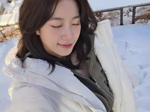 LE SSERAFIM的卡兹哈在雪覆盖的冬季风景中展现女神般的美貌... 