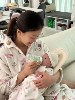 Lee Si-young Reveals Update on Her Second Daughter Born as a 1.9kg Premature Baby... 