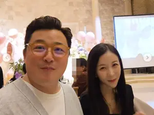 刘时媛二女儿的周岁庆典，尹正洙-元珍书夫妇等同事艺人齐聚 