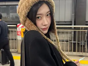 ITZY的彩玲在日本地铁站展示独特时尚... 毛帽造型散发‘可爱魅力’