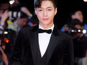 EXO的雷，粉丝见面会当天凌晨紧急出国... SM解释“个人原因”同时扩散‘中国当局干预说’