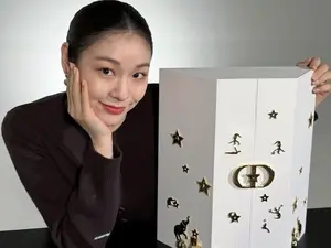 金妍儿，凭借‘全背’发型极致优雅...以独特的视觉传达“节日快乐”问候