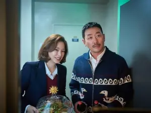 河正宇执导的电影《楼上的人们》，突破40万观众... 超越《罗比》的记录，预示着票房双丰收