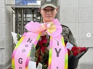NCT 泰容 海军服役满期退役... 向母亲行大礼后回归粉丝身边