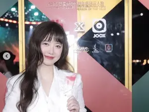 구혜선, 태국 시상식서 아시아 빛낸 예술가상 수상 13kg 감량 후 늘씬한 각선미 공개