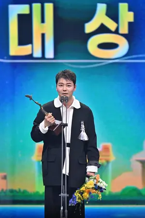 전현무, 데뷔 20년 만에 KBS 연예대상 첫 대상 쾌거 고향에서 이룬 감동의 결실