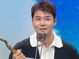 전현무, 데뷔 20년 만에 KBS 연예대상 첫 대상 수상...부친 투병 고백에 뭉클
