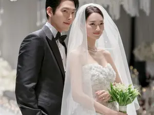신민아♥김우빈, 본식 화보 공개...순백의 신부와 클래식 턱시도의 완벽한 조화
