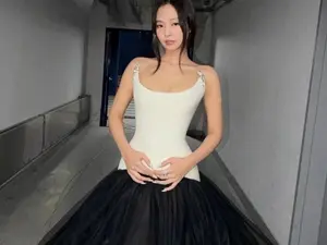 BLACKPINK的Jennie，2025 MMA幕后照公开……突破1000万观看的压倒性裙装美态