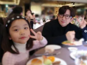 신화 이민우, 예비 딸과 함께한 행복한 성탄절...미소 가득한 일상 공개
