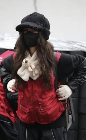 뉴진스 퇴출 통보 받은 다니엘, 션과 연탄 봉사 포착...꿋꿋한 행보 눈길