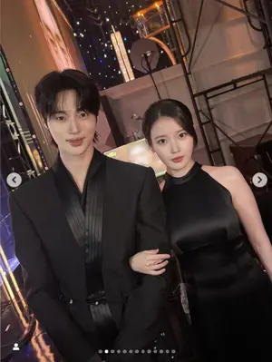아이유·변우석, 시크한 블랙 커플룩 공개… 새 드라마 ‘21세기 대군부인’ 기대감 고조