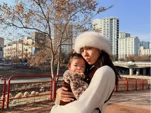 孙丹妃与女儿幸福散步近况公开… 像妈妈一样可爱的微笑引发热议