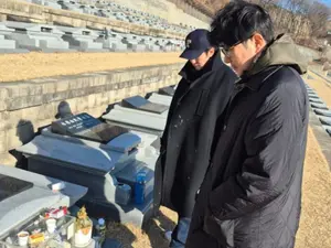 尹熙石，站在已故李善均的墓碑前表达思念… 
