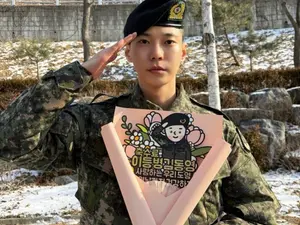NCT 道英，基础军事训练顺利完成… 穿着军服的英俊敬礼 