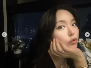 洪真英，夜空下展现美丽容颜… 