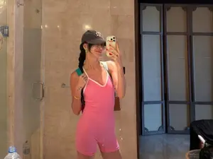 严泰雄的妻子尹惠珍在巴厘岛旅行中展示粉色泳衣的身姿… 