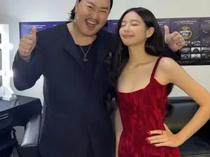 BLACKPINK的珍妮在获得金唱片大奖后与赵杰兹亲密合影