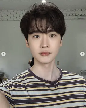 이종석, 변치 않는 소년미 비주얼 공개… 아이유와 열애 속 '재혼황후' 기대감