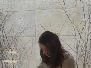 孙娜恩，露出小蛮腰的短款上衣… 