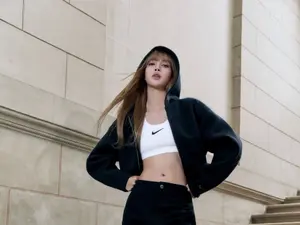 “攒零花钱买的 Dunk High”…… Lisa 与耐克的全球合作伙伴关系