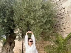 ‘尹正洙♥’ 袁珍书，西西里蜜月旅行…… 浴袍中的完美腿型