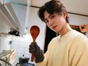 “戴上橡胶手套的时尚照”……朴宝剑，乡村理发店的视觉亮相
